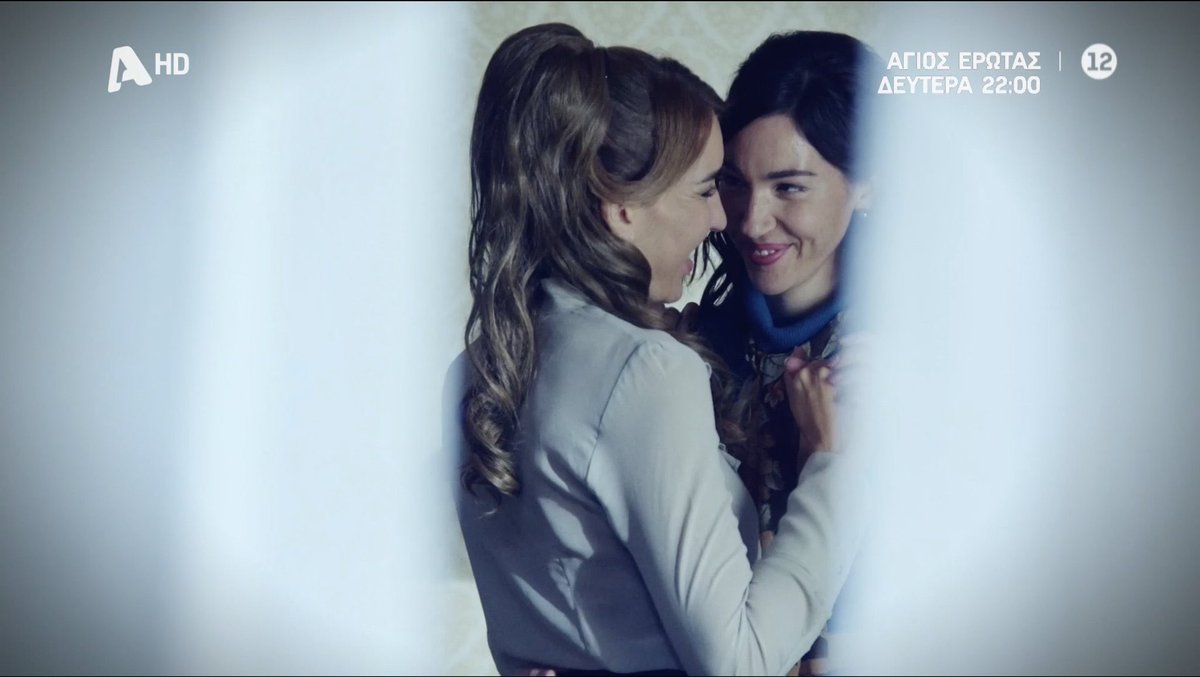 #elenianna 
Ο χώρος στενός σχεδόν ασφυκτικός, σαν να τις πιέζει να μείνουν μέσα στο μυστικό τους. Το φως μπαίνει διστακτικά αφήνοντας περισσότερα κρυφά απο οσα αποκαλύπτει. Και τα βλέμματα μιλάνε πιο δυνατά , τρυφερά ,γεμάτα ερωτα και λαχτάρα μαζί. Ζουν την κάθε στιγμή 🫠