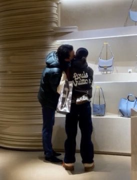 KpopInside4rdi's tweet photo. 🚨 Frederic was seen kissing Lisa in public in new picture while shopping https://t.co/11uXcV00nE