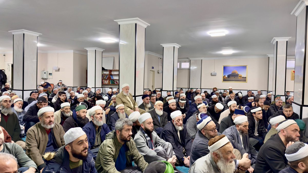 ismailhunerlice's tweet photo. İsmail Hünerlice Hocaefendi, Sultan Derneği Hasanpaşa Mescidimizde pazar sohbetini yoğun bir katılımla gerçekleştirdi. Sohbete teşrif eden tüm kardeşlerimizden Allah razı olsun. Rabbimiz bu mübarek sohbetleri hayırlara ve berekete vesile eylesin. https://t.co/Xow53ofkgI