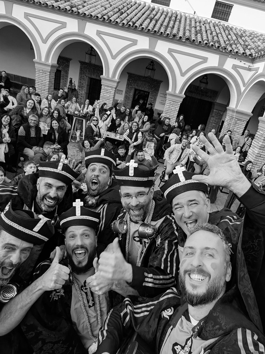 Ayer cantamos a nuevos feligreses en La Puebla de Cazalla. ⛪🎙️

Un sermón en forma de cuplés. Una rave en versión litúrgica. ✝️🎤

Gracias a La Puebla de Cazalla por esta eucaristía de buen rollo. ¡Dios es E-Techno!🎧☦️

#Carnaval #Chirigota