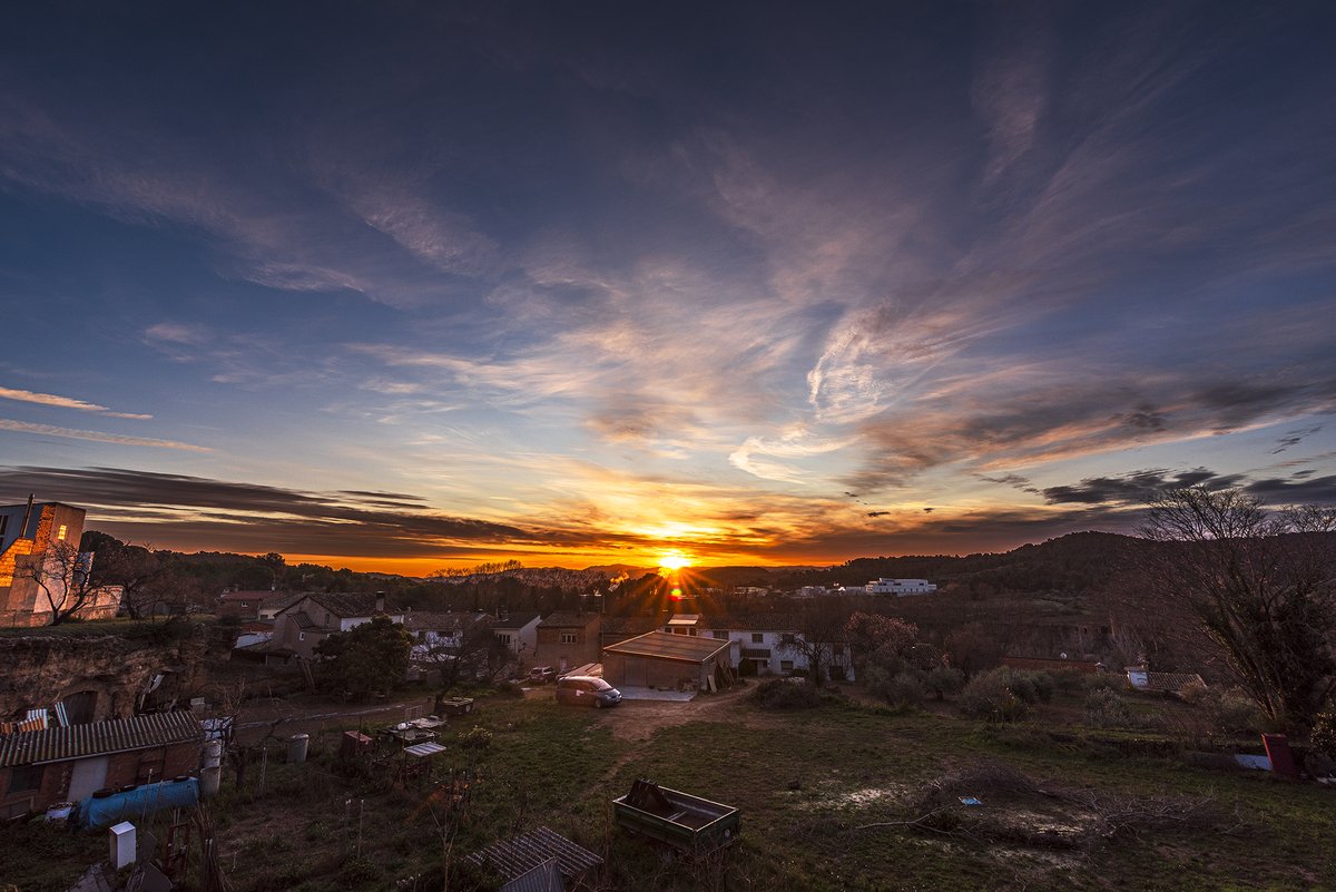 santquintimeteo's tweet photo. Buenos días, #salidadelsol hoy con nubes altas y medias, mínima 5.8º y golpe máximo de viento ayer de 72 km/h. @tiempobrasero @Tiempo_Mercedes @HimarGonzalez @marcredondo @MeteoredES @RosaliaFdz @AEMET_Cat @ame_asociacion @lasextameteo https://t.co/fKc0Bm1tMj