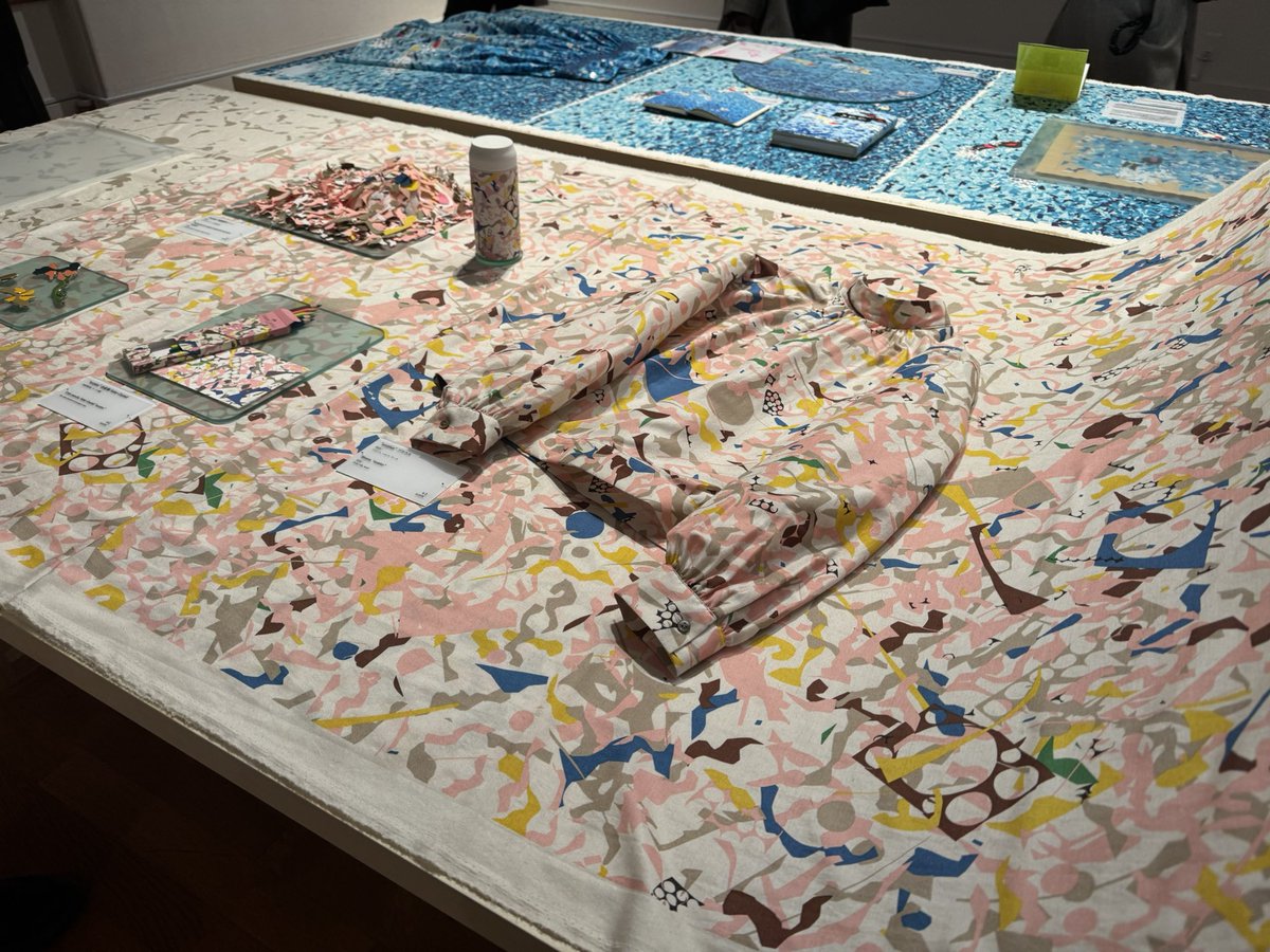 これまた会期ギリ。
世田谷美術館で「つぐ minä perhonen」。
いつもの廊下までオリジナルのテキスタイルが敷き詰められて。アイデアがゼロからデザインになって、テキスタイルになって、服や鞄になって。めちゃくちゃ面白かったー。