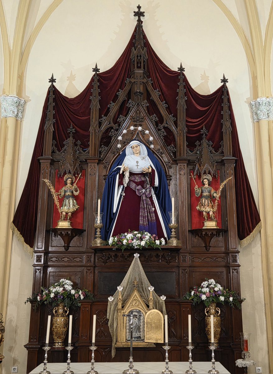 Con motivo del 50 aniversario de su bendición, a lo largo de todo este año conmemorativo, la Virgen recibirá a sus hijos desde el retablo de Fray Diego, como Madre y Patrocinio de nuestras vidas.