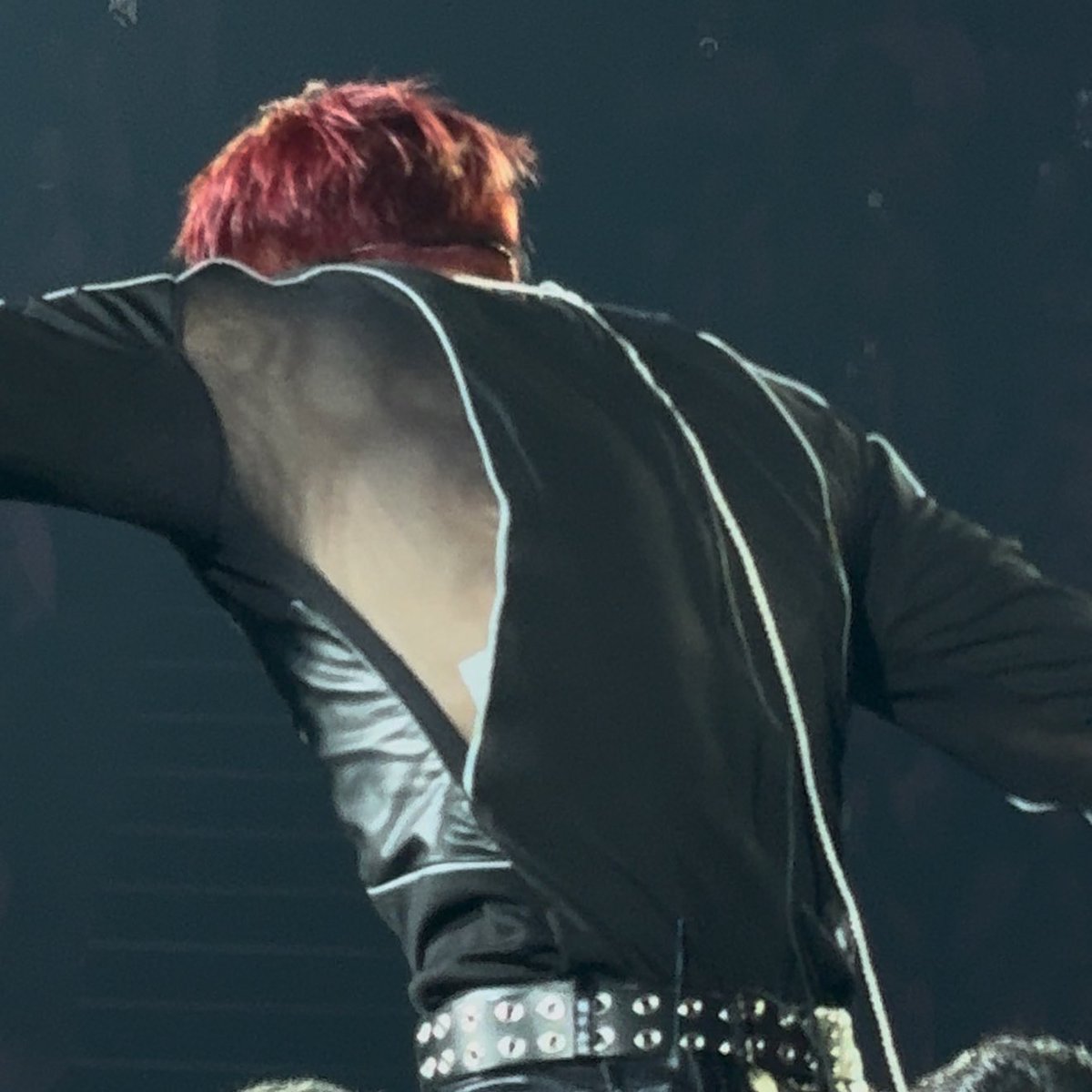 Weh jeno pakai salonpas time perform, aku pakai time tengok dia perform 😭☝🏻 dia yang perform, aku yang sakit belakang