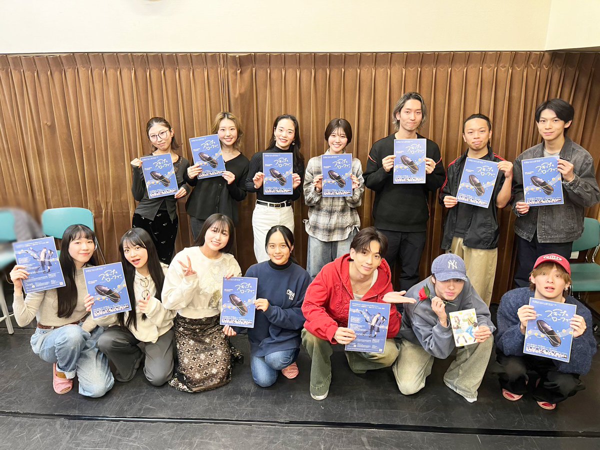 m_skipandloafer's tweet photo. 🌼 稽古場日誌 🌼

ミュージカル『#スキップとローファー』
稽古が始まっています！
本日は歌稽古♩.* 素敵な楽曲が満載です♬

そして❣
本日2月1日は兼近先輩のお誕生日🎉
兼近鳴海役：#横山賀三 さんに
🌹をお持ちいただき…✨
お誕生日おめでとうございます🎂

いよいよ来月に公演が迫る #スキミュ
皆様のご来場をお待ちしております👞

🎵チケット好評発売中
https://t.co/XyYZHfNA4s

#スキロー