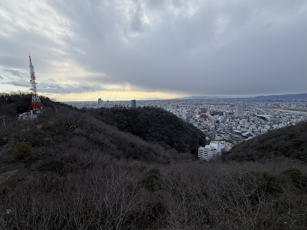 5kAZ5's tweet photo. ひさしぶりの金華山登頂🏃‍♂️
ドライブウェイ→七曲り登山道
寒かった、、 https://t.co/3fD1LUTCcY
