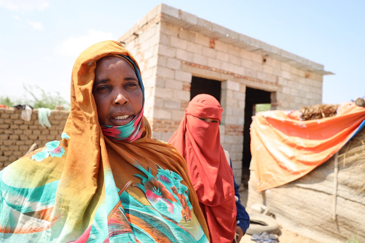 UNHCRinSudan's tweet image. Qesma fled conflict in Khartoum with her 5 children &amp;amp; found safety in Kassala. After months in a makeshift shelter, she’s starting to build a permanent home.

With her income now covering basic needs, cash assistance through #PROSPECTS 🇳🇱 helped make this dream possible🏠💙