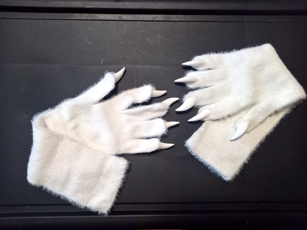 asufia_coffee's tweet image. Amazonで見つけた、リアル寄りのケモ手。
どんな感じなのか試しに買ってみた。
布地は値段相応だけど、爪の部分が良い感じ。
耐久性はまだわからないけど、キャラの表現の１つとして試そう。