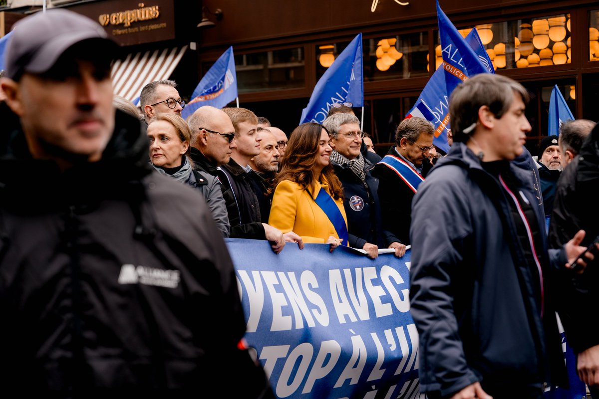 Le célèbre commissaire de police et ex DG de <a href="/PoliceNationale/">Police nationale</a> Frédéric Péchenard (<a href="/PechenardF/">Frédéric Péchenard</a>), aux côtés de <a href="/knafo_sarah/">Sarah Knafo</a> lors de la manifestation de soutien aux forces de l'ordre.

#SarahpourParis