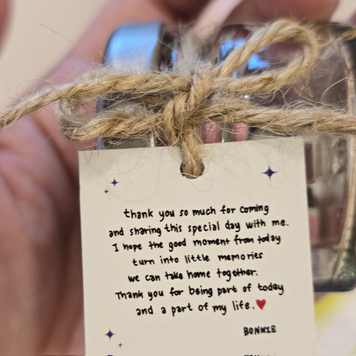 บอนนี่ทำ give away มาแจกเป็น ลูกอม Diy 
💜 , Bonnie's Besties , กับรูปไมค์ที่ทุกคนทำให้ พร้อมกับโน้ตด้วย 

เติบโตมาอย่างดีเลยนะ บอนนี่ 

BONNIE LEVEL UP
#22ndBonnieBDparty #Beonnnie