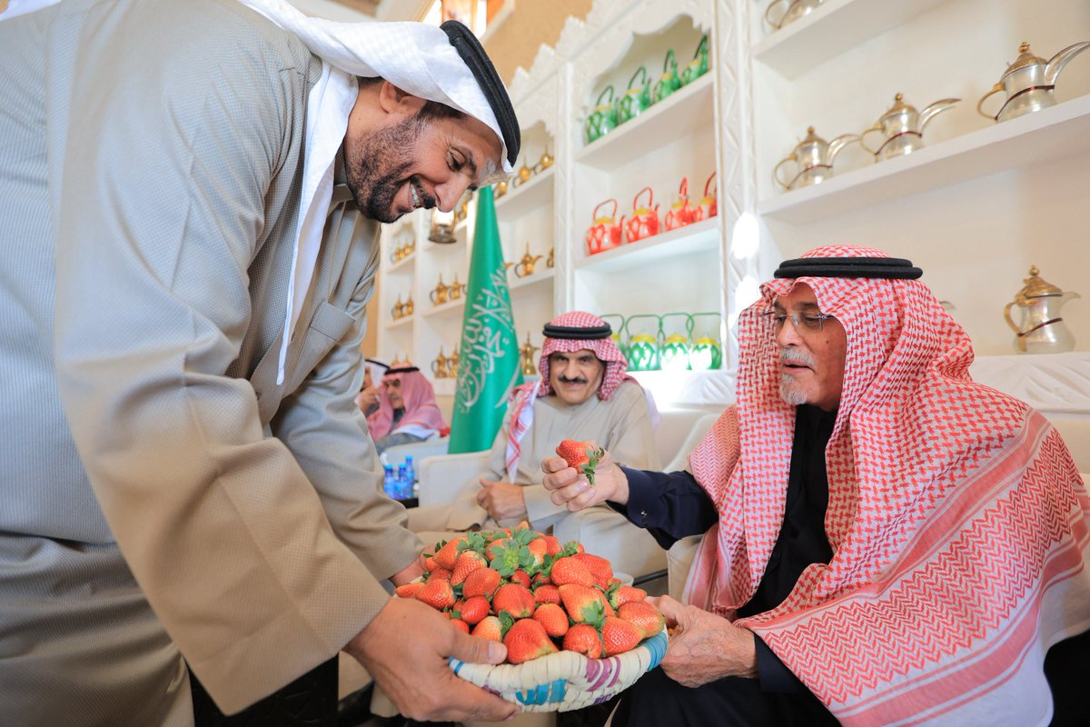 ahali_alrass's tweet photo. بدعوة كريمة من رئيس وأعضاء لجنة أهالي البكيرية، تشرف مجلس أهالي الرس بزيارة محافظة البكيرية السبت 12 شعبان 1447.
حيث تم في بداية الزيارة عقد لقاء في مقر لجنة أهالي البكيرية تم فيه مناقشة عدد من المواضيع التي تهم المحافظتين ثم تم بعد ذلك زيارة عدد من المواقع و المعالم شملت 
مقصورة السويلم ، مقصورة الراجحي ، متحف و محمية عبدالرحمن الراجحي ، متحف ابو فهد الخ��يم ، منتحع بصمة الريفي، جادة السواقي ، منتجع البيلسان.

التغطية الكاملة للزيارة  ( من إعداد المصور  محمد البشري ) على الرابط

https://t.co/YtVCwVursd