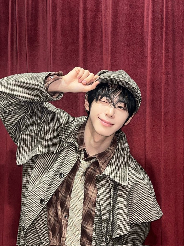 PopPlanet_'s tweet image. AHOF’s Jeongwoo Shares New WEVERSE Post as Detective Woo.