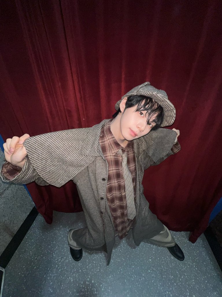 PopPlanet_'s tweet image. AHOF’s Jeongwoo Shares New WEVERSE Post as Detective Woo.