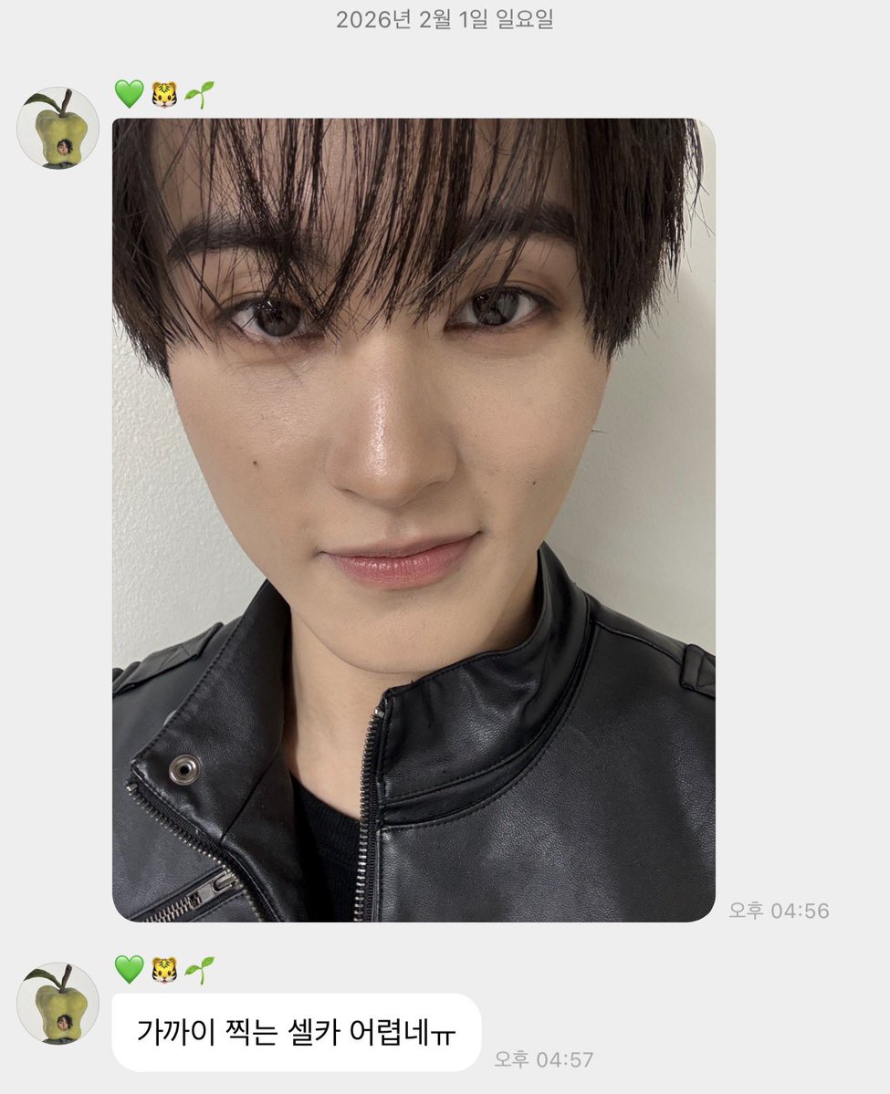 얼빡셀카 몇번 부탁받고 맠프들은 가까이 찍는걸 조아하나바 굳게 믿는 마크 어떡하면 조음 진짜 기엽다