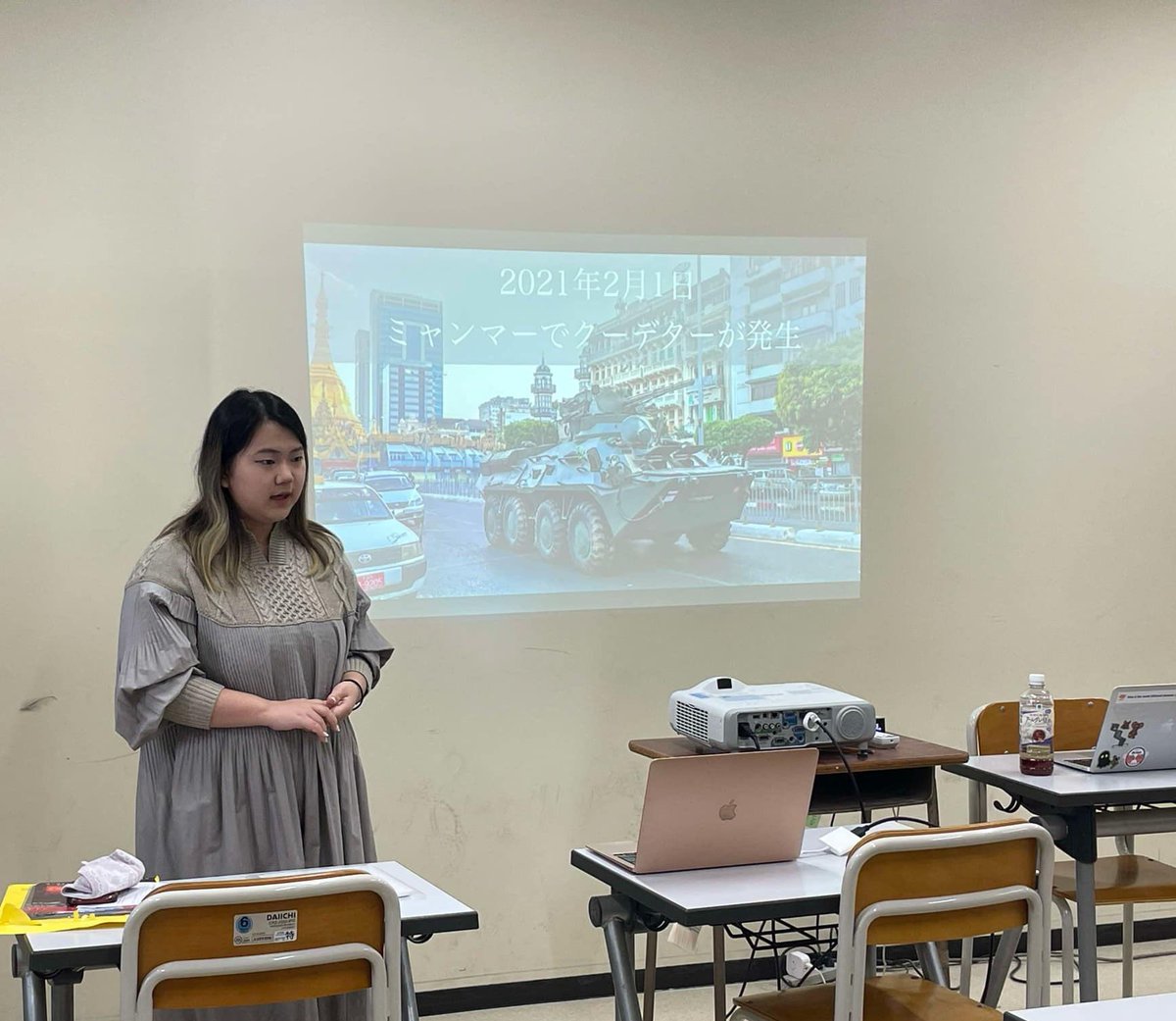 YunaN_Karuta's tweet photo. 2026年2月1日。
本日で、ミャンマーのクーデターから5年が経ちます。

昨日、東海大学付属浦安高校にて、2月1日を前に、生徒の皆さんにミャンマーについてお話しました。

当時15歳だった私は、20歳になりました。
この5年間、私の時間は、社会の中で、当たり前のように流れてきました。
けれど、 https://t.co/pp5DKOZ7yp
