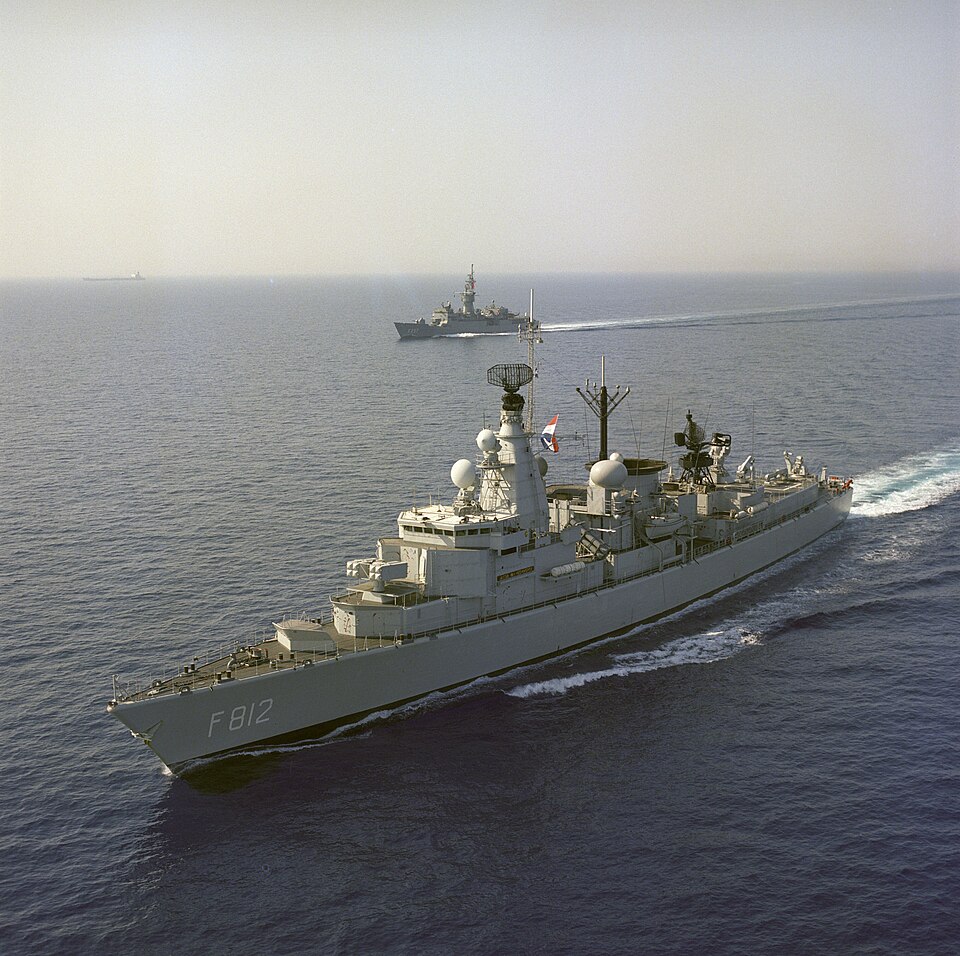 NavalEncyclope1's tweet photo. The Jacob van Heemskerck-class frigate of the Royal Netherlands Navy were designed as an air defence version of the #Kortenaer class, with their helicopter replaced by a Standard medium range SAM system...
https://t.co/4bgu1IJTYf #dutchnavy
#koninklijkemarine #nato #wittedewith https://t.co/pZ6IBqin9d