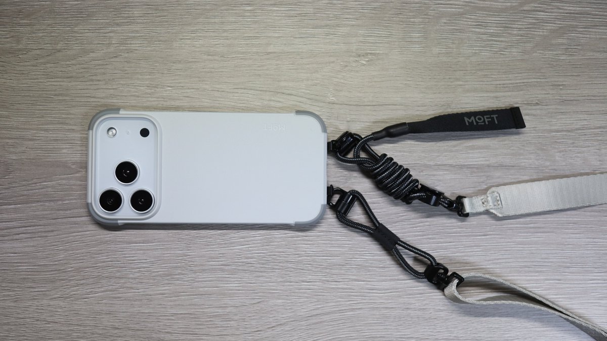 yuji_dlv's tweet image. 【提供：#MOFT】
「横幅」が変わるだけで、ここまで持ち心地が変わる

ほぼ裸の握り心地！MOFT iPhone 17 Pro用MagSafe対応バイカラーケース

✅ 少し個性をプラスするデザイン
✅ 圧倒的な『裸』感覚
✅ MagSafe磁力も強力
✅ 約28gと軽量設計

👉詳細はコメント欄のリンクからチェック！