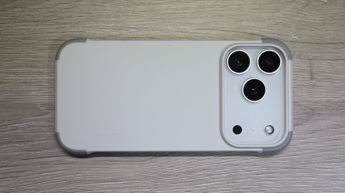 yuji_dlv's tweet image. 【提供：#MOFT】
「横幅」が変わるだけで、ここまで持ち心地が変わる

ほぼ裸の握り心地！MOFT iPhone 17 Pro用MagSafe対応バイカラーケース

✅ 少し個性をプラスするデザイン
✅ 圧倒的な『裸』感覚
✅ MagSafe磁力も強力
✅ 約28gと軽量設計

👉詳細はコメント欄のリンクからチェック！