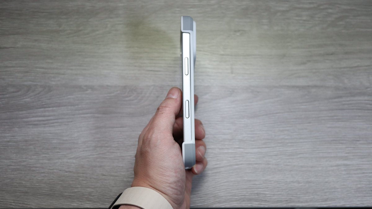 yuji_dlv's tweet image. 【提供：#MOFT】
「横幅」が変わるだけで、ここまで持ち心地が変わる

ほぼ裸の握り心地！MOFT iPhone 17 Pro用MagSafe対応バイカラーケース

✅ 少し個性をプラスするデザイン
✅ 圧倒的な『裸』感覚
✅ MagSafe磁力も強力
✅ 約28gと軽量設計

👉詳細はコメント欄のリンクからチェック！