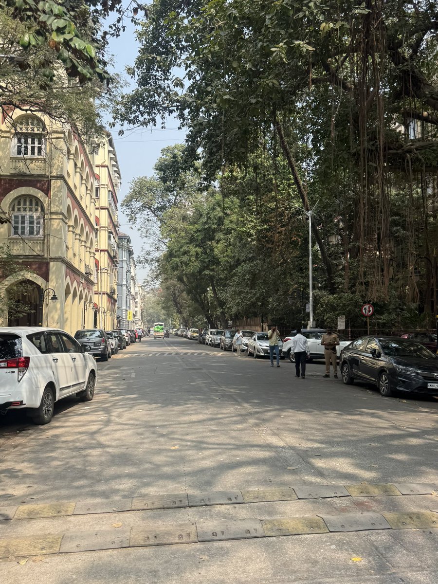 subhashmotwani's tweet photo. Keep up the good work.Kudos to @MumbaiPolice of Colaba Police Stn headed by Sr PI Sudhakar Deshmukh & team to ensure that there is zero tolerance for double parking on Boman Kawasji Boman Behram Marg #MTPHereToHelp #CPMumbaiPolice .We need your support for late evening too! https://t.co/qNVHDRipuz