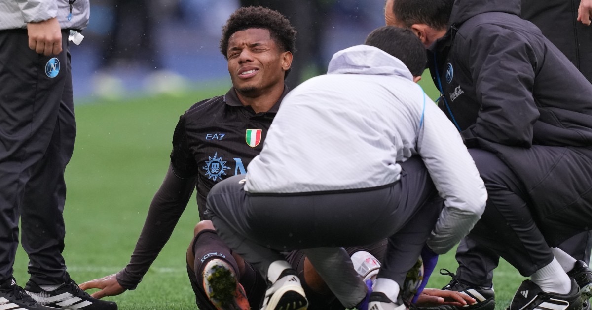 ZZiliani's tweet photo. Conte piange in tv e accusa il mondo intero senza che nessuno trovi il coraggio di dirgli che la colpa degli infortuni che hanno decimato il Napoli è solo e soltanto sua
Per chi non lo sapesse: il Napoli ha giocato lo stesso numero di partite degli altri 107 club impegnati nelle coppe europee, il numero di giocatori in lista è uguale per tutti ma solo a Napoli, sotto la guida di Conte e del suo staff stile Full Metal Jacket è avvenuto lo sterminio che è sotto gli occhi di tutti, che non accenna a concludersi e che gli stessi giocatori avevano paventato cercando (invano) di denunciare e fermare

Tutto Conte minuto per minuto (con sottotitoli per non capenti).

Sabato 31 gennaio, dopo partita di Napoli-Fiorentina 2-1 (con grave infortunio occorso a Di Lorenzo).

“Questo tipo di infortunio lo conosco, sembra che si sia rotto il crociato. È una cosa bruttissima, sappiamo quanto vale per noi. Poi qualcuno dice che ci lamentiamo. A noi non stanno capitando infortuni normali, ma gravi (domanda: perchè? E soprattutto: perchè succede solo al Napoli?). E si fa fatica a mettere una pezza. Torniamo sempre allo stesso discorso: mettiamo partite su partite su partite facendo giocare calciatori che dovrebbero riposare (solo al Napoli: negli altri 107 club europei che partecipano alle coppe ci sono pochi infortuni e il turnover avviene senza problemi). Oggi però purtroppo abbiamo perso un pezzo da novanta che le aveva giocate tutte e che avrebbe comunque dovuto perché siamo in 13 al momento. Così facendo si ammazzano i ragazzi (a dire il vero, da Lukaku a De Bruyne, da Anguissa a Gilmour, da Neres a Di Lorenzo, li sta ammazzando solo qualcuno a Napoli)”.

“Si potrebbe allargare il numero della rosa (E perchè? Solo il Napoli ha questo problema). Chi non ha il vivaio cosa fa? Noi abbiamo una rosa striminzita e non abbiamo il vivaio perché i nostri giovani vogliono giocare (come tutti i giovani di tutti i club d’Europa: con la differenza che altrove giocano, a Napoli solo se c’è una strage di titolari). Adesso abbiamo scoperto Vergara (che c’era ed era bravo anche prima: forse dargli fiducia e alternarlo a Neres e a Politano lo avrebbe fatto contento e magari Neres e Politano non si sarebbero fatti male come invece è successo)...

P.S. L'articolo continua sul mio account “Palla Avvelenata” su Substack 
https://t.co/l4gP5JEXPE  
Se non lo conosci vieni a dargli un'occhiata e considera la possibilità di abbonarti. Con 6 euro al mese o 60 all'anno mi sosterrai nel mio lavoro di giornalismo-verità e avrai ogni giorno una buona lettura e un'informazione libera che nessuno ti dà, anzi che spesso ti viene nascosta