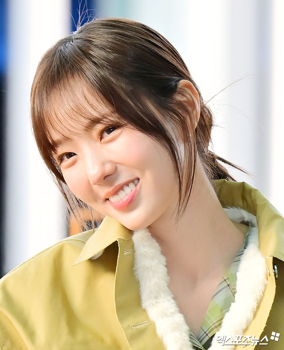 kohlhaaz's tweet photo. all smilesssss hehe (and still spared some time to receive fans' letters and gifts!! 🥹🫶🏼)

#채수빈 #ChaeSoobin https://t.co/sdKyYm3lfJ