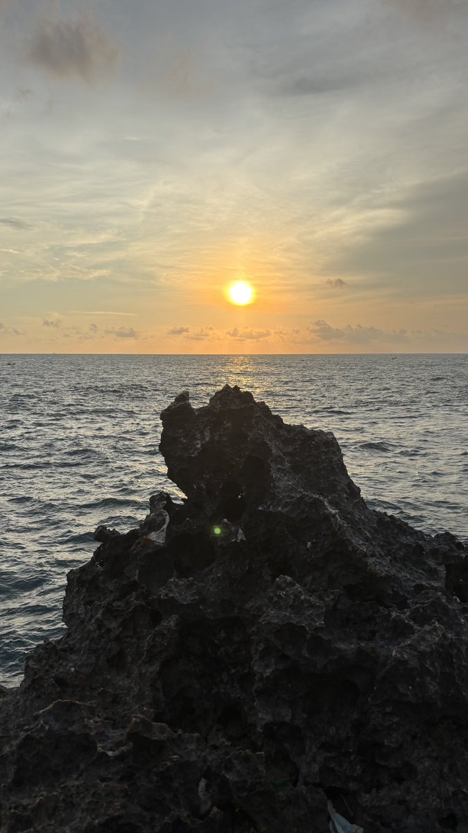 Kemarin berkunjung ke Jogja untuk ambil foto sama fotografer Jogja, Mas Ical. Selama ini bikin musik ngebayangin debur ombak, patulan cahaya matahari di air, dan kesampean liat itu secara LIVE. Mata rasanya kayak mode HD. Indah banget