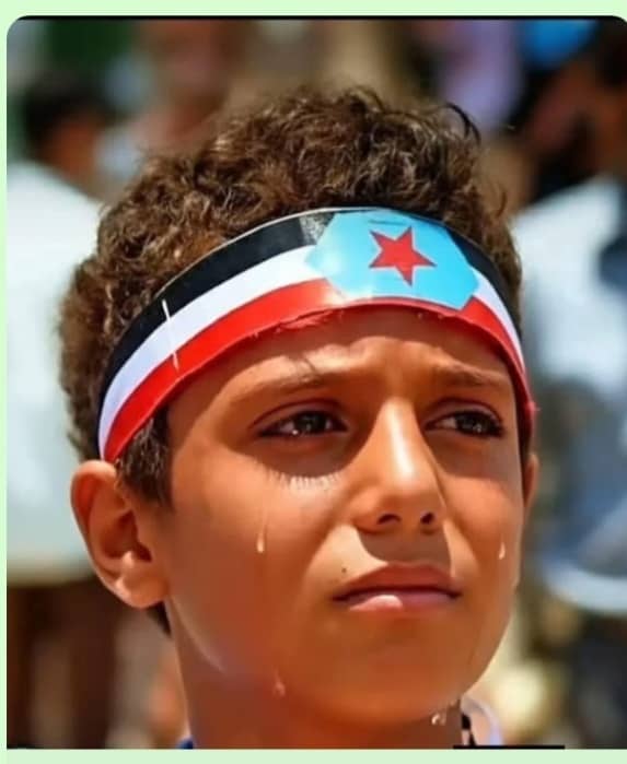 هذا الشبل الجنوبي لا يبكي ضعفًا…
يبكي لأن وطنه يُسلب أمام عينيه،
ولأن آباءه وإخوته يُقتلون بدمٍ بارد بلا ذنب.
دمعته شهادة، وصمته غضب،
وفي صدره وطنٌ لن يُكسر…
الجنوب يُؤلم، نعم،
لكنّه لا ينحني.