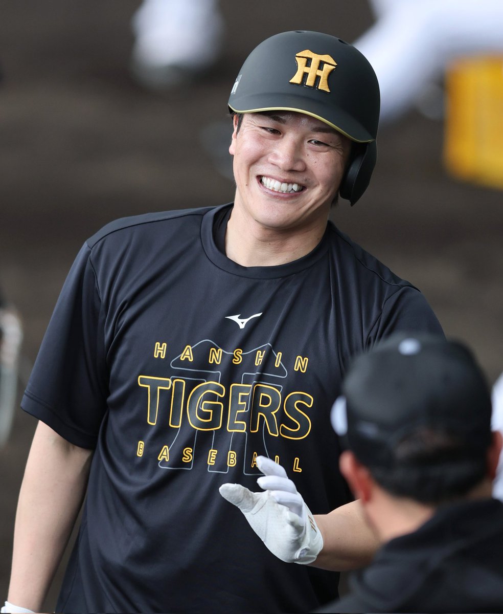 伏見寅威選手のユニフォーム 阪神のユニホーム姿を披露した 伏見寅威選手！ 笑顔をみせリラックス
