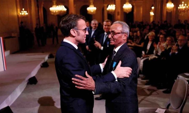 alshiriandawood's tweet image. تكريم الرئيس ماكرون لعلي اكبر، اخر بائع صحف متجول في #باريس، كانه حفل وداع لـ #الصحافة_الورقية، وتحية اخيرة لمهنة شكلت ذاكرة الشارع الفرنسي قبل ان تبتلعها الرقمنة.