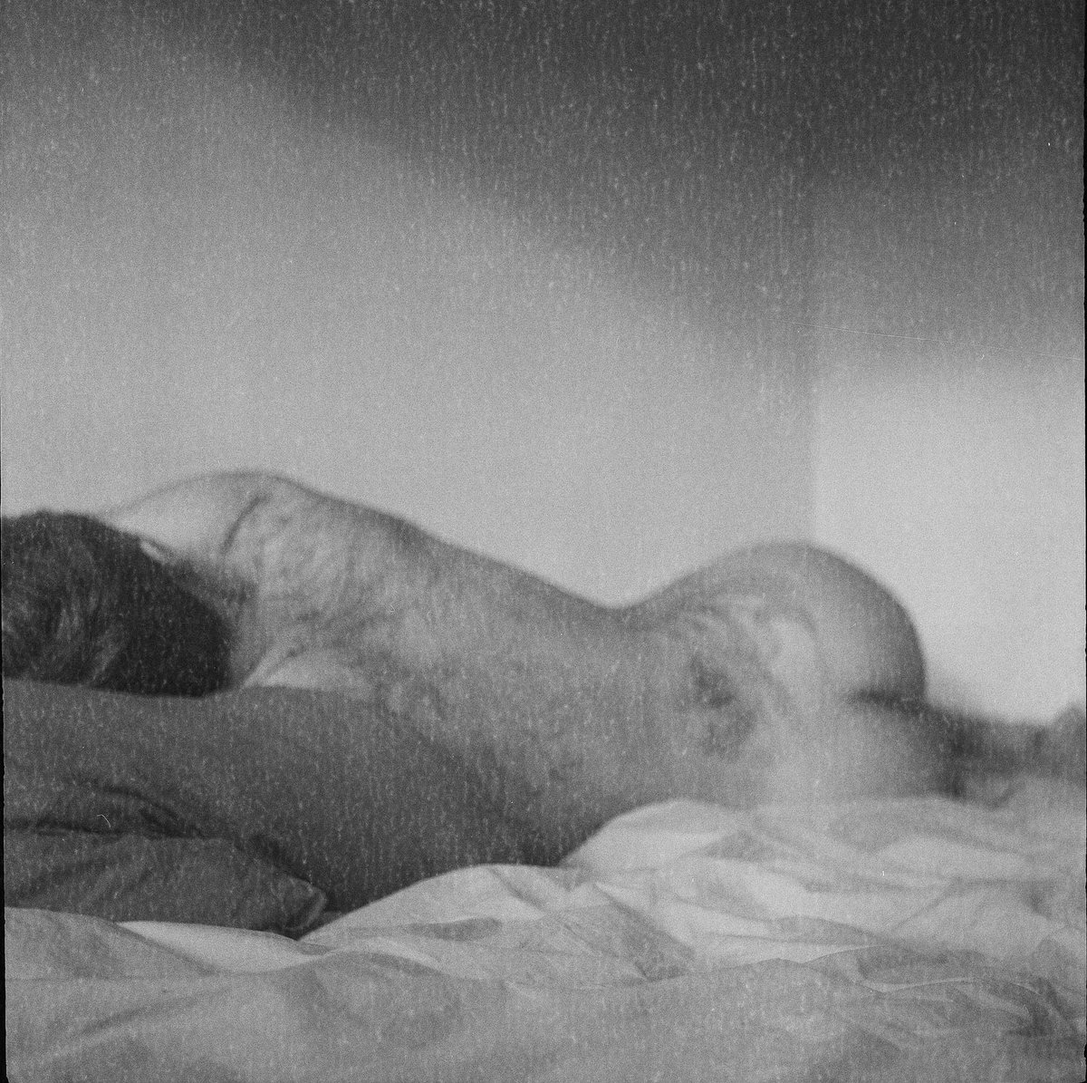 Tête-à-tête avec le retardateur

Série à découvrir ici : celinepivoineyes.com/le-blog/celine…

#celinepivoine #studiophoto #montreuil93 #flexaret #flexaretII #autoportrait #selftimer #argentique #filmisnotdead #6x6 #mediumformat #photographefemme #analoguevibes