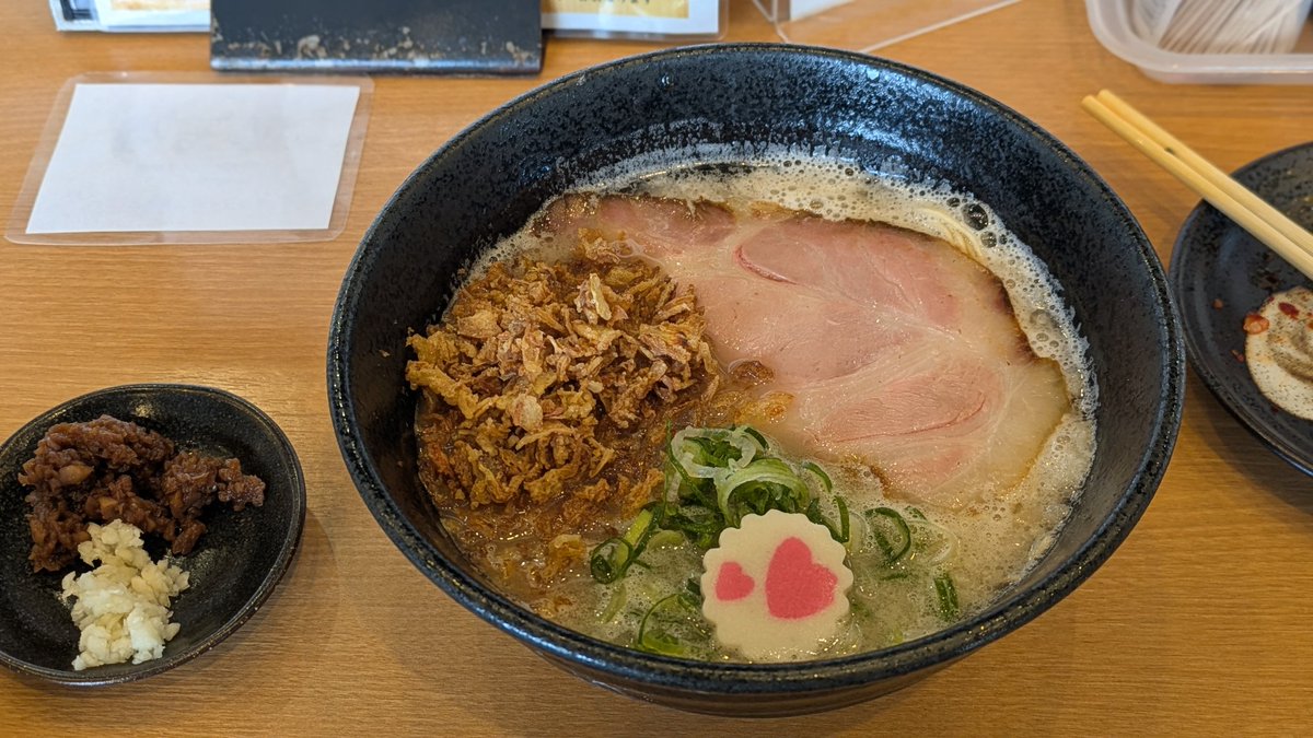 Syuuru_gohan's tweet photo. 最近食べたラーメンの話をしよう↓

このラーメンのモチーフはくさいほど美味しいがモチーフのラーメンらしい
豚骨を軸としたラーメンにニンニクが入ってるらしく超こってりとしたラーメンでした。

こういう家でしたくて絶対美味しけどやる勇気でないものを店舗で出してくれるのいいよね〜 https://t.co/rzRosB25y0