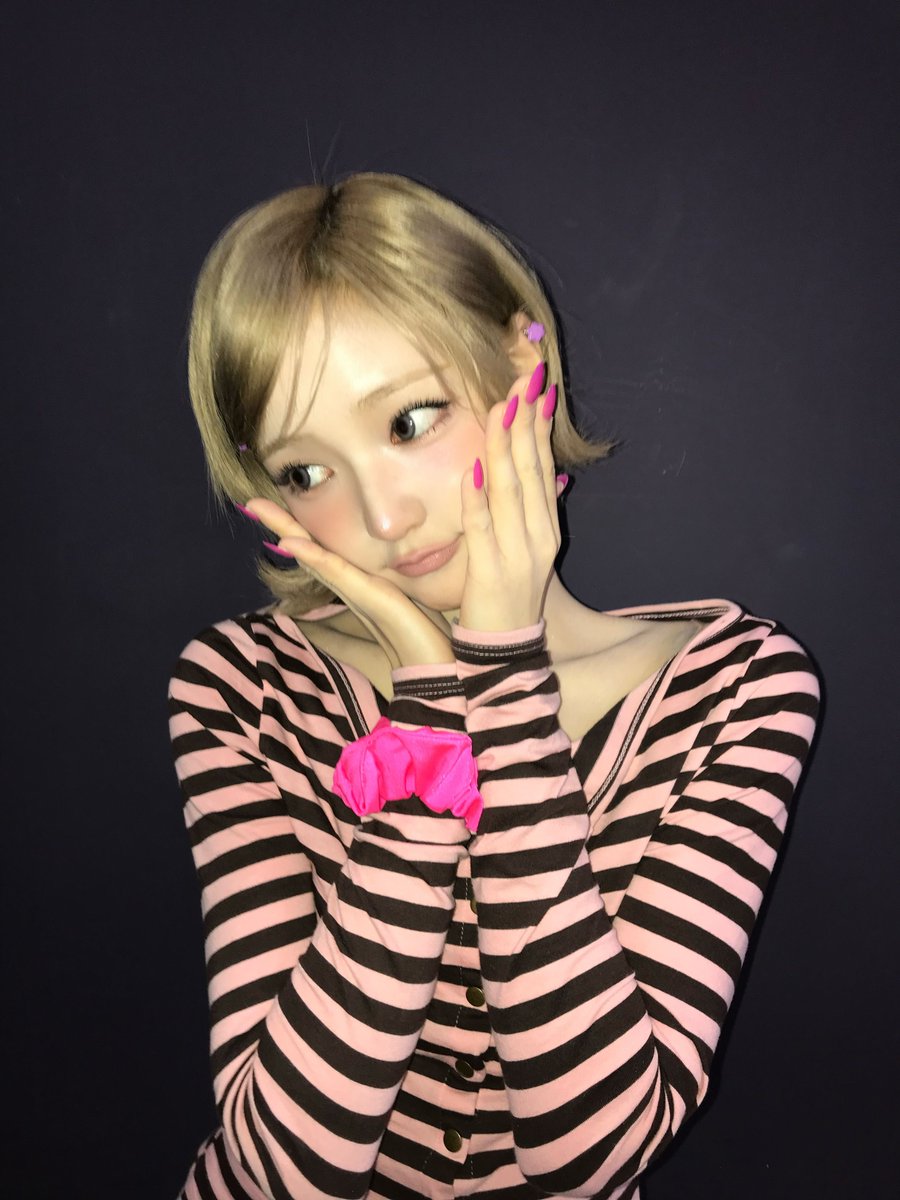 폰 잃어버렷을 때 수빈이 폰으로 찍엇대 ㅜ ㅜ ..
따롱즈 칭찬해요