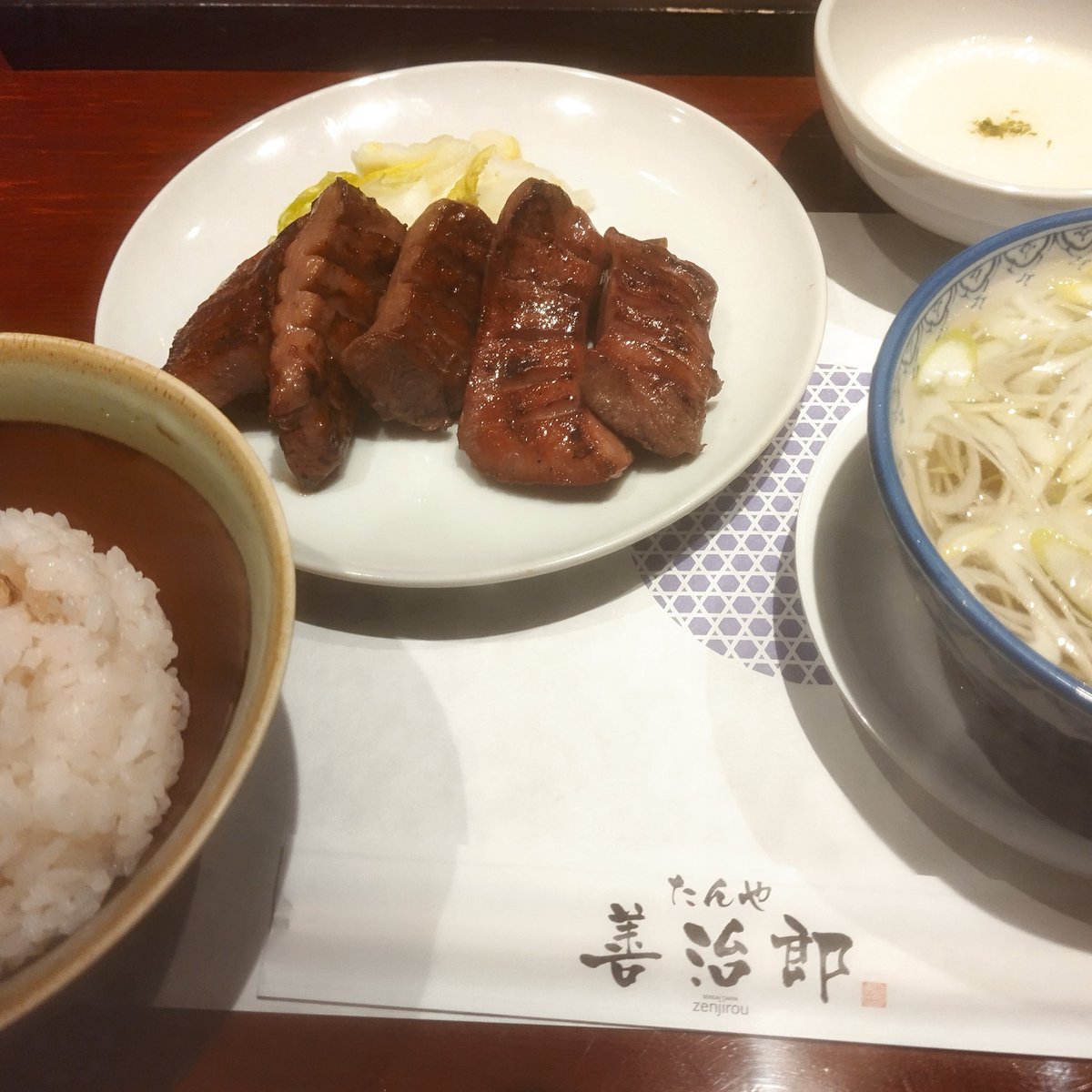 hito_hon_tabi's tweet photo. 一人旅。
あの頃予備校に向かってトボトボ歩いた道を辿り、夏の夜、寮の仲間と騒いだ公園の小ささに驚き、本屋を巡り、牛タン食べて、コンサート見る。
優勝🏆️ https://t.co/we8ujKjvgO