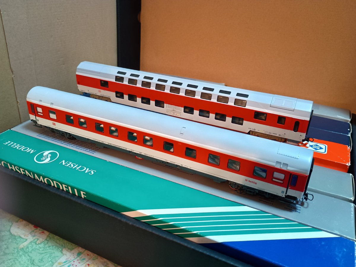 Yochan_Bahn's tweet photo. 収納の整理…
"City Night Line"ロゴを授かっていない赤白なモノたちの集い🇩🇪
ひと箱に7両ぴったり収まりました。

#進撃の独鉄 
#CityNightLine 
#鉄道模型 
#HOゲージ https://t.co/Y0tinG3UTy
