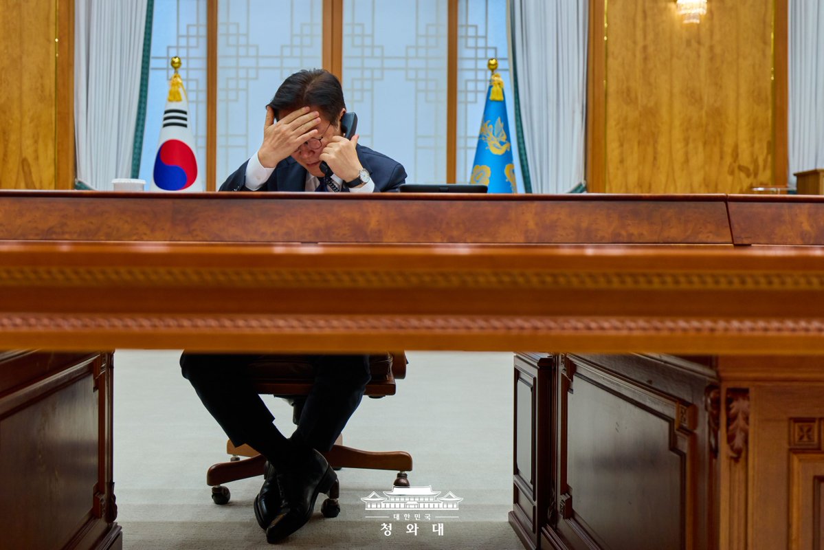 대통령님이 오늘 오전 7시부터 SNS에 글을 올렸다. 요즘 부쩍 SNS를 자주 하신다. 아무리 봐도 무리다. 그런데 아무리 봐도 안 되겠으니까 직접 나서신 것 같다. 국민을 위해, 쉼 없이 치고 나가는 사람을 여당이 못 받쳐준다면, 지지자들이라도 뒤를 받쳐줘야 한다. 이재명은 잘하니까.