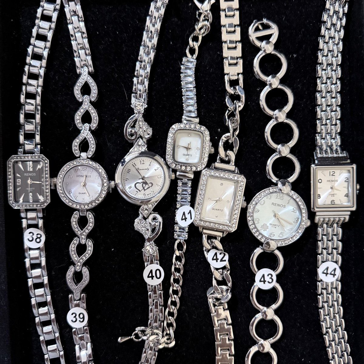 ♡︎ new lot kab พร้อมใช้งาน ♡︎
  ꒰   เรือนละ 1OO.-   ꒱ 🪐🌟
รีฟอลตัดสายฟรีงับ  (👋🏻 รอบส่งพรุ่งนี้ )
🌐 dmมาได้เลยค่า

ꔛ ค่าจัดส่ง 45.-   ꔛ
#ส่งต่อคสอ #ส่งต่อเครื่องประดับ 
#มือสอง #ส่งต่อ  #เสื้อผ้ามือ2 #เสื้อผ้ามือสอง #โล๊ะตู้ #นาฬิกา