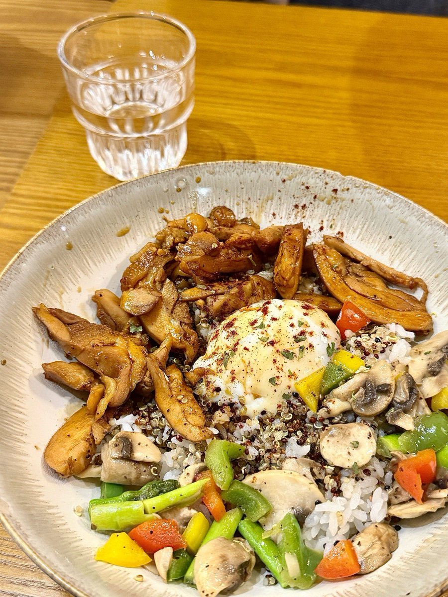 cidiapintochave's tweet photo. Quick u0026 nourishing lunch! Grilled chicken, quinoa, roasted veggies, and a drizzle of lemon-tahini dressing. Ready in 20 mins—fuel your day without the fuss! https://t.co/a4YZyXX9Nm