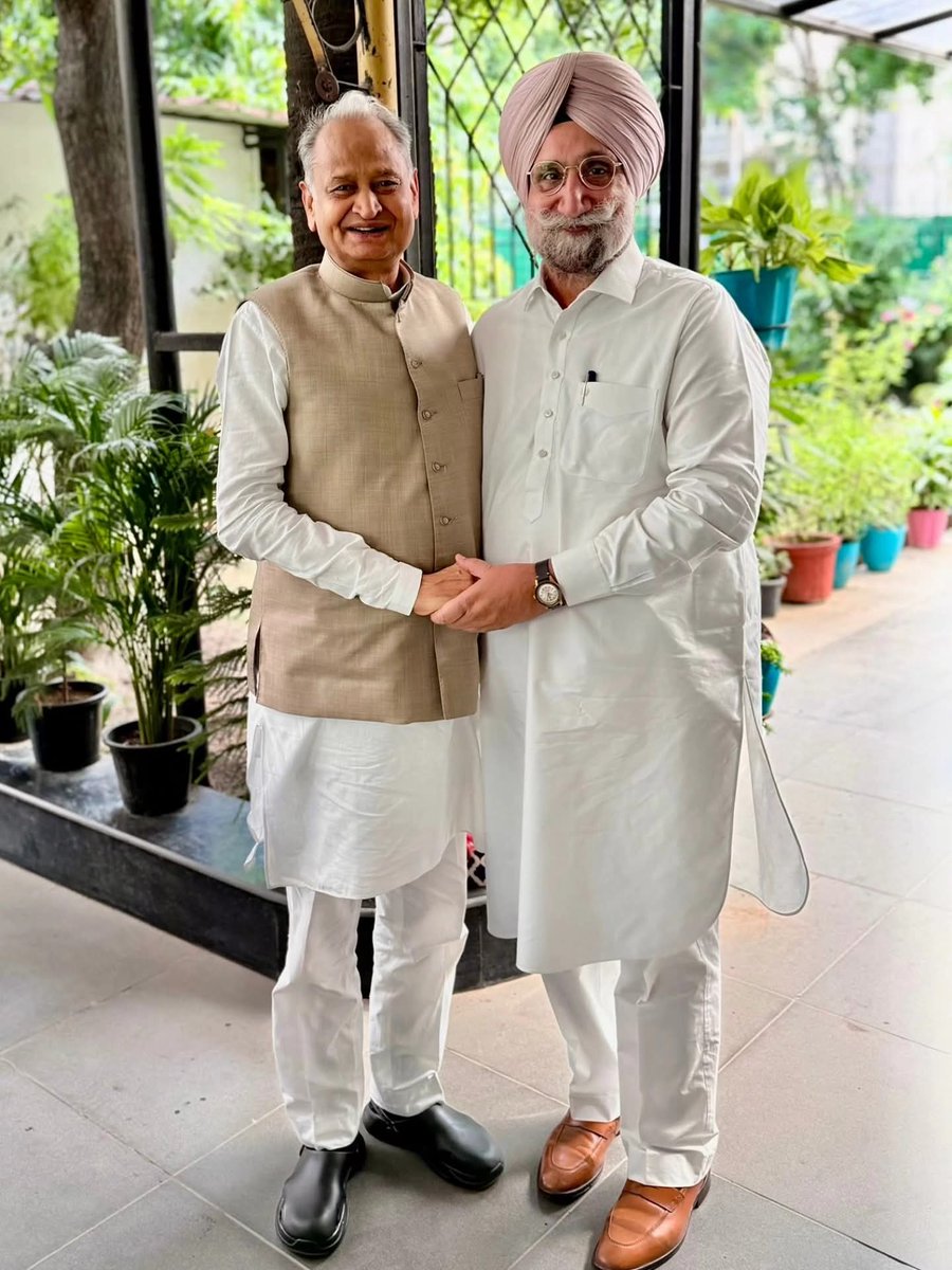 InsaafMohemmed's tweet photo. AICC राजस्थान प्रभारी, लोकसभा सांसद एवं पंजाब के पूर्व उप-मुख्यमंत्री श्री सुखजिंदर सिंह जी रंधावा को जन्मदिन की हार्दिक बधाई एवं शुभकामनाएं। मैं ईश्वर से आपके अच्छे स्वास्थ्य एवं दीर्घायु होने की कामना करता हूं।
@Sukhjinder_INC https://t.co/cgxxCxKjwI