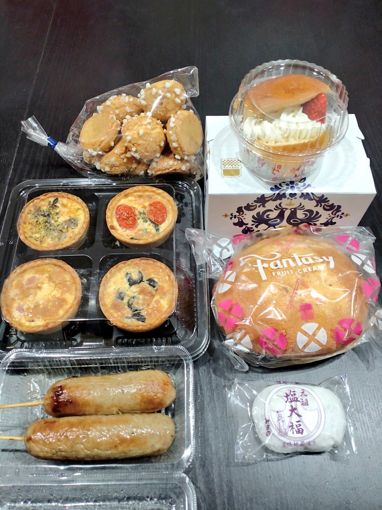巣鴨ぶらり散歩のおみやげ

タカセのサバラン
ファンタジークリームパン
塩大福10円高いやつ
フランクプレーン
キッシュ4種セット
シュー生地のラスク