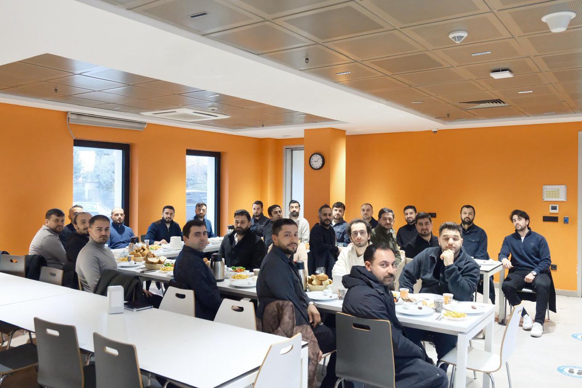 Bu sofra kardeşlik sofrasıdır.
Aynı ekmeği bölüşür, aynı umudu büyütürüz…💪🏼