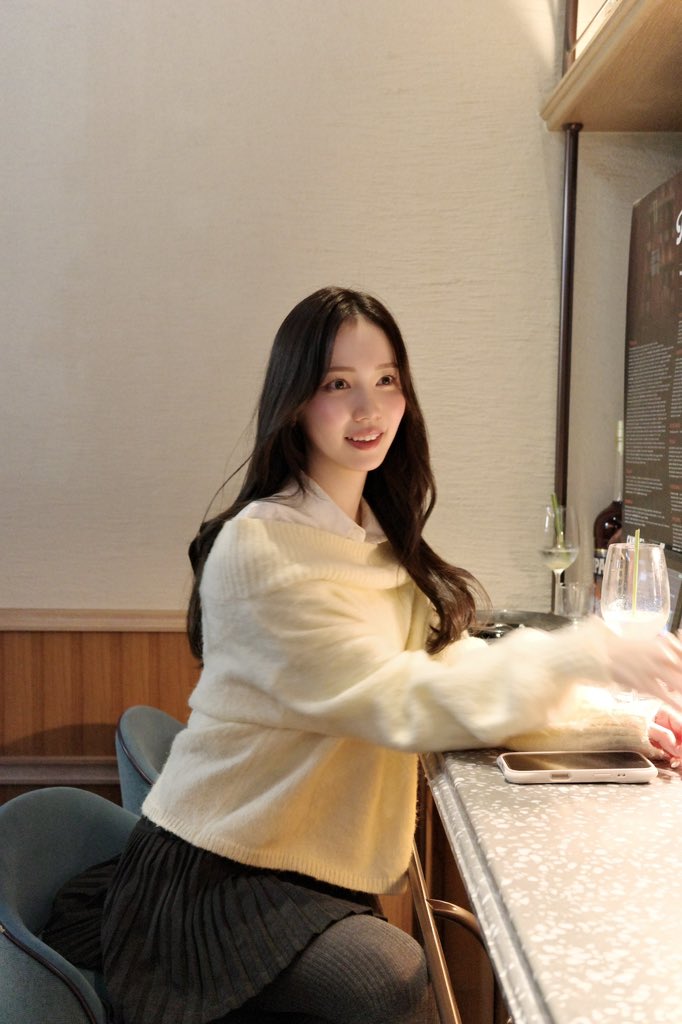 chiii_k1012's tweet photo. ヒートテックないと生きていけない女だけど、オフショルのニット着たいから中にシャツを合わせてみた🤍
#ootdshare #冬コーデ https://t.co/llssrJBpjc