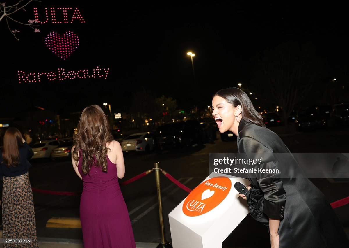 (4) Selena Gomez célébrant la sortie de Rare Beauty chez Ulta Beauty.
