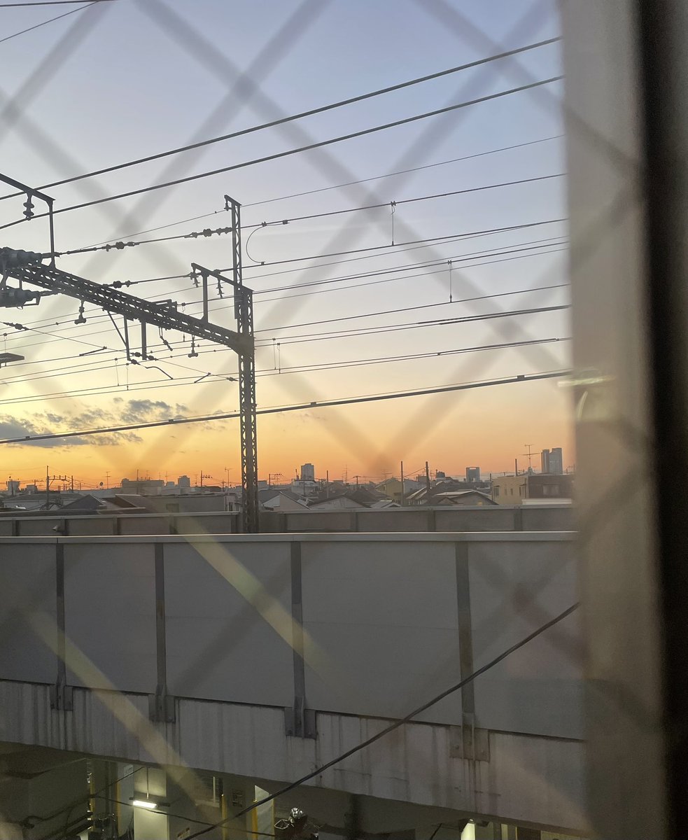 studioshinki's tweet photo. 【本日のスタジオ🎵】

本日のAスタジオは団体のお客様のご利用多数！
Bは当日のご予約がたくさん入りました☺️

お客様が「エモい！」と仰っていた、受付から見える夕暮れです🌇電車が通るとそれはそれはエモいです…。

今週、Aスタジオのご予約埋まってきております！
ご検討中の方はお早めにお問い合わせください🙇