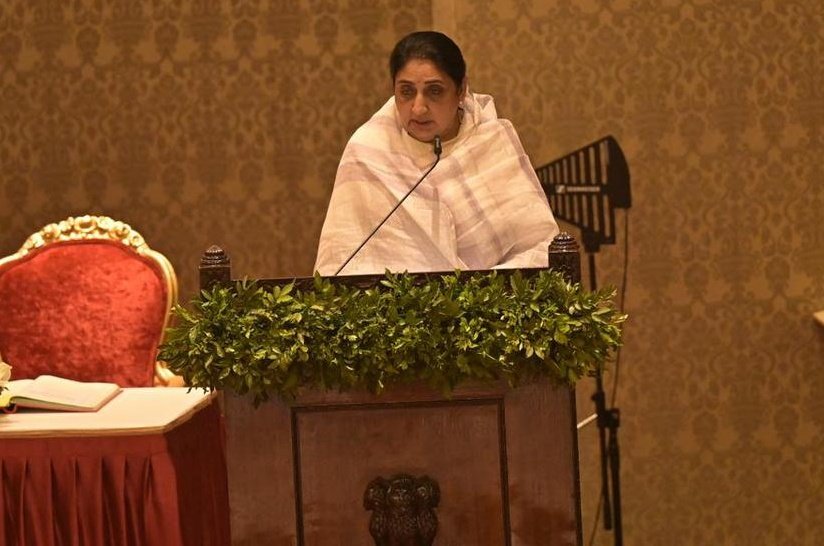 🛑महाराष्ट्राच्या पहिल्या महिला उपमुख्यमंत्री म्हणून सुनेत्राताई विराजमान
◾अजितदादांच्या आकस्मित निधनानंतर सर्व दुःख बाजुला सारून मोठी जबाबदारी स्विकारण्याचा धाडसी निर्णय.
◾राजभवनाचे लोकभवन नामांतर झाल्यानंतर हा पहिला शपथविधी ठरला.
<a href="/SunetraA_Pawar/">Sunetra Ajit Pawar</a> ताई, आपणांस हार्दिक शुभेच्छा.!