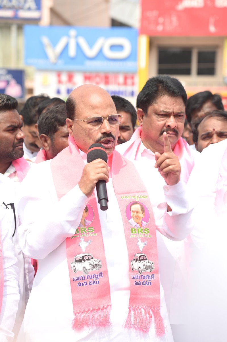 ManchireddyBRS's tweet image. తెలంగాణ రాష్ట్ర సాధకులు,తొలి ముఖ్యమంత్రి  @BRSparty అధినేత శ్రీ #KCR గారికి SIT నోటీసులు జారీ చేయడాన్ని ఖండిస్తూ ఇబ్రహీంపట్నం నియోజకవర్గ కేంద్రంలో బైక్ ర్యాలితో అంబేద్కర్ చౌరస్తాకు చేరుకుని రోడ్డుపై బైఠాయించి,రాస్తారోకో నిర్వహించి "రేవంత్ రెడ్డి దిష్టిబొమ్మను దహనం" చేయడం జరిగింది