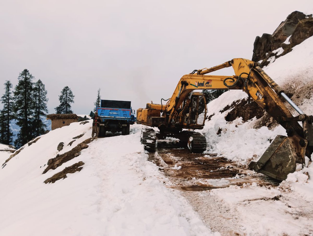 prodefencejammu's tweet photo. #BRO
#ProjectSampark
#SnowClearance
#ChasingSnowCoveredPaths
BRO team with relentless determination and resolve successfully cleared over 55 km of compacted snow (~5 feet), providing connectivity on important axis of #Budhal - #Mahore - #Gool towards #Ramban (J&K) under extreme weather conditions. Using heavy plant and manpower, the road has been made trafficable for emergency services, military and civilians.
#ShramenaSarvamSadhyam
@SpokespersonMoD
@BROindia
@adgpi
@NorthernComd_IA
@OfficeOfLGJandK
@diprjk
@ANI
