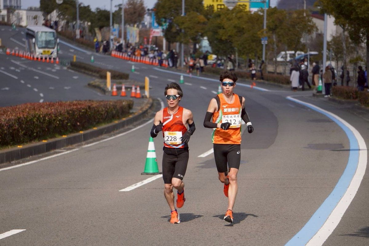tofumentarunner's tweet photo. 2/1 愛媛マラソン 2:29'41" 15位
昨年より順位も記録も上がったが、後半の向かい風にやられ平田の坂以降失速…。ただ昨年よりも大きく失速せずなんとか2時間30分を切ってまとめれた。残り5kmくらいから気持ちが切れそうやったけど、最後まで諦めずに走ったおかげで年代別3位に滑り込めたのはよかった。 https://t.co/Pm0uYgKGdy