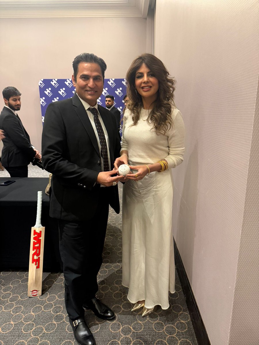 shoaib207's tweet photo. Honoured to present a BSL cricket ball to @YounisFouzia as she officially takes up her role as British Consul General to Toronto 
Wishing her every success in strengthening UK Canada ties through engagement and leadership.

#CricketDiplomacy #UKCanada #CommunityLeadership https://t.co/umcMl5haeN