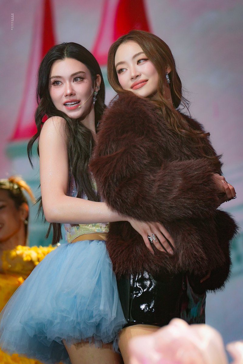 rushhour39's tweet image. มาดามลี กับ เลดี้ M สุดๆ

LENAMIU 1ST FAN MEETING
#LENAMIUBorn2Shine
#Lalinalena #MiuNatsha 
#LenaMiu #ลีน่าหมิว